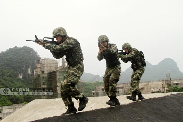 真实版吃鸡来袭!武警侦查兵亮出一神器,藏墙