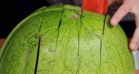 饭店服务员这样切西瓜,客人见了纷纷称赞,网友