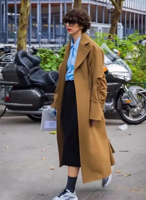  【傻傻】穿裙子别再傻傻配高跟鞋了，现在流行这样搭，今年最chic造型