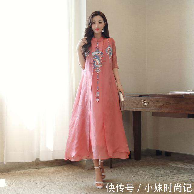  复古印花：茶女穿这么古韵幽幽的旗袍，会更显安静优雅哦