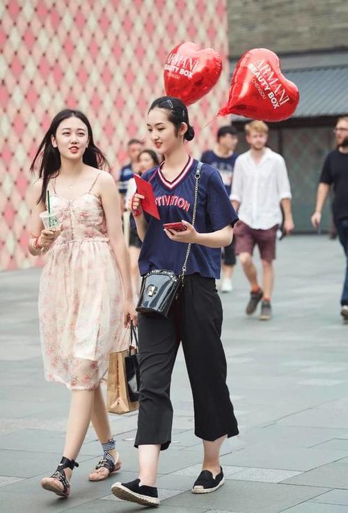 美女散步，青春靓丽亭亭玉立，是你的菜吗？