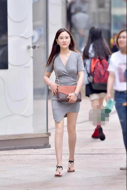 街拍，美女长相靓丽，穿着小清新，气质像小仙女一般令人赏心悦目