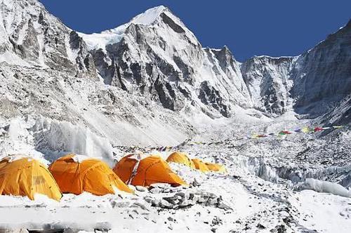 为什么有人说攀登珠穆朗玛峰时，遇到有人摔倒最好不要扶呢？