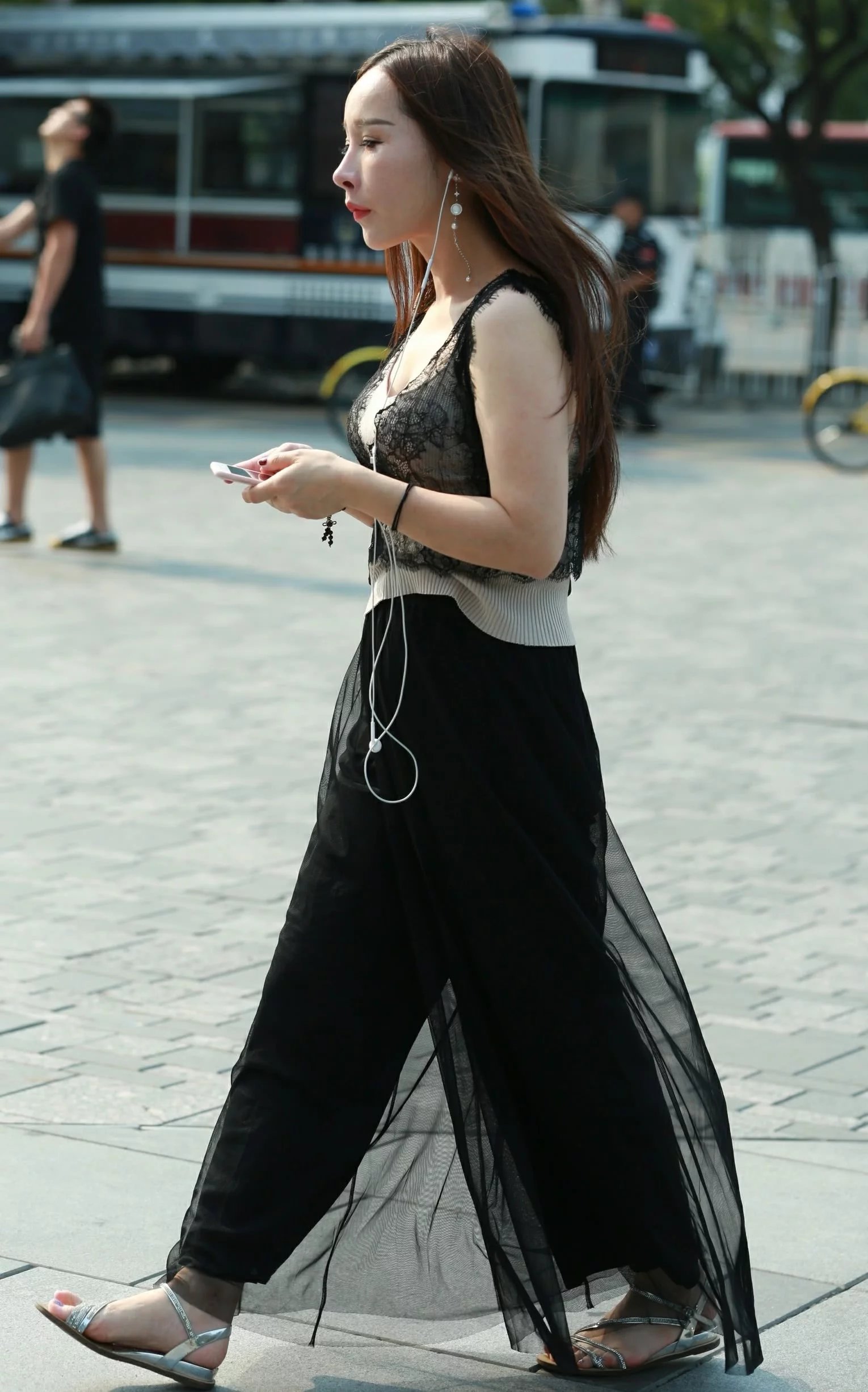 气质小姐姐薄纱连衣裙女人味儿十足，体态丰韵，婴儿肥的感觉刚刚