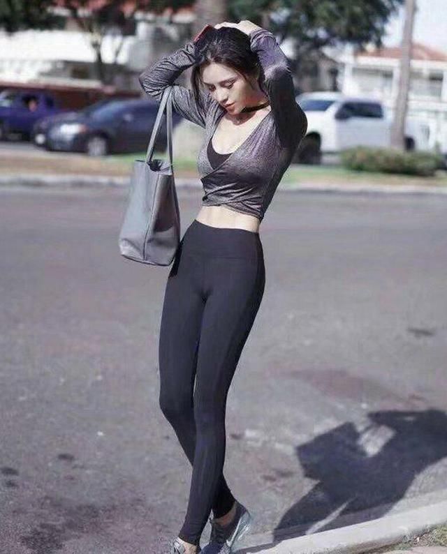 卡奈伦定制:时尚休闲的紧身牛仔裤美女展现女神范