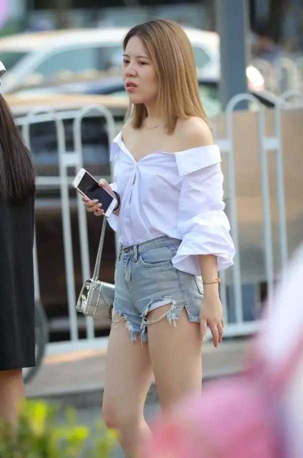 街拍温润秀雅，披肩发的大白腿美女小姐姐