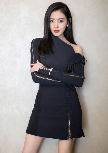 张天爱厉害了！168cm穿紧身小黑裙腿长两米，高贵女王范儿！