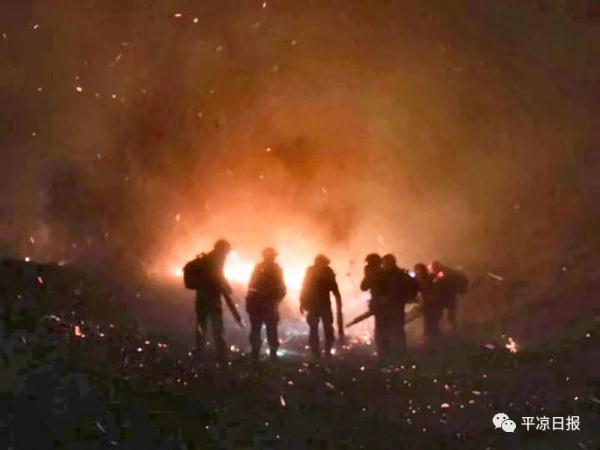 平凉森林消防跨省救援归来 山西沁源数万群众夹道欢送