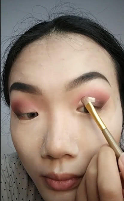 不怕丑女化妆，就怕美女化妆，单眼皮小姐姐简直就是美出天际，网