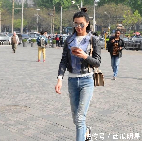 『女性』紧身牛仔裤穿搭,时尚性感,可以让女性展现出潮流的气息!