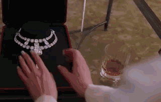 8个女人一台戏就为了偷走1.5亿美刀珠宝？可这明明是场时装秀