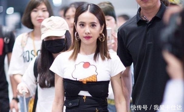 「 条纹T恤」让周冬雨穿的尴尬无比, 连黄晓明都问这穿的是啥,三千块的束胸衣,