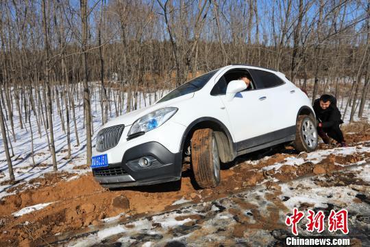 男子驾车赏景不慎滑入沟中 风情牛马车队前来救援场面独特