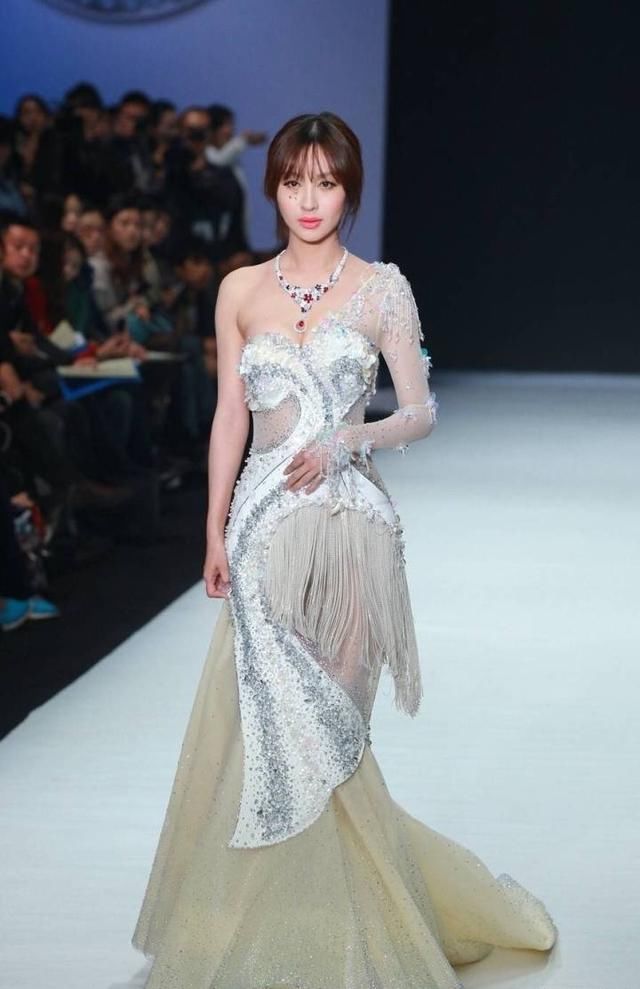 李菲儿厉害了，穿黑色鱼尾裙身材超有料，网友:错认成柳岩