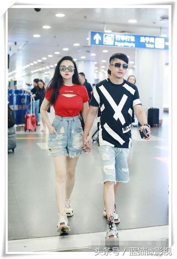 冉莹颖真会玩，穿T恤故意把胸前剪个口，不但不丑竟意外好看！