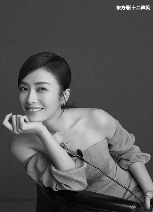 轻熟装扮的秦岚 ，分红肚兜性感十足，网友: 妩媚，太有料了！