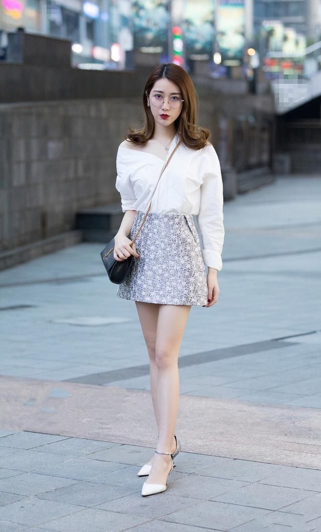 街拍 身材较好,小鸟依人的性感灵气的美腿小仙女 足以让你心动!