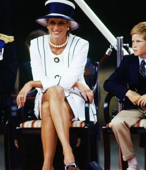 跷二郎腿的王室女性，凯特不雅，戴安娜险“走光”，女王违反规定