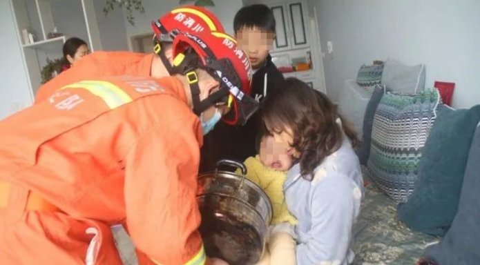  卡住@5分钟！自贡一女娃被蒸格卡住的手指成功取出