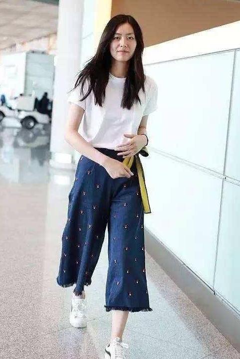 刘雯穿格纹衬衫配牛仔裤亮相, 这种简单随性的穿搭喜欢吗?