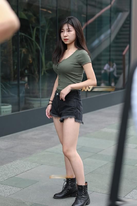 街拍:图1林心如真美，同框豪门名媛仍占上风!图2这腿太细了吧?