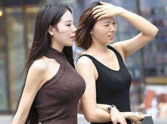 街拍图5的“巨无霸”又白又圆,我鼻血都喷出来了,太迷人了