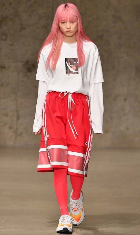 小姐姐们穿运动装彰显动感时尚，她们青春活力的身姿彰现女人味