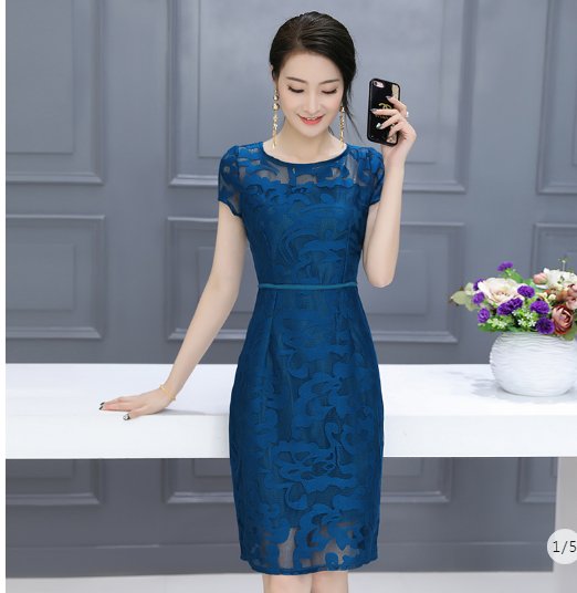 香港的小姨真会穿,三伏天穿这样的裙装出门,穿出气质风韵犹存