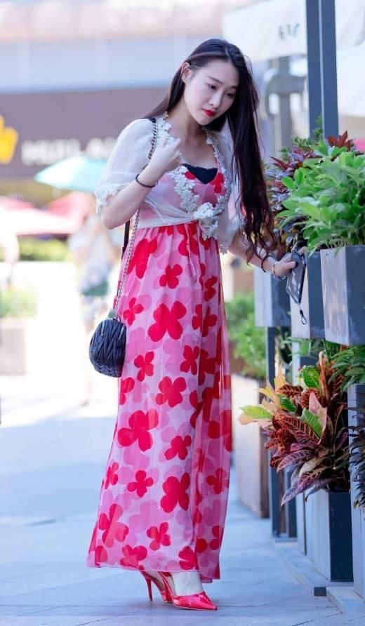 街拍:长裙飘飘,风采依旧的小姐姐