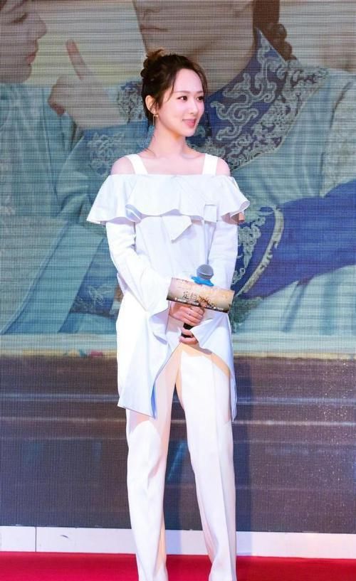  『女人』有气质的女人都不穿阔腿裤了，今年流行钟摆裤，时髦有气质