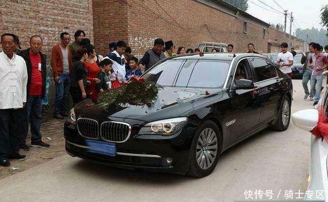  「差别」农村买车才有的怪象! 没车跟有车的差别太大, 网友： 句