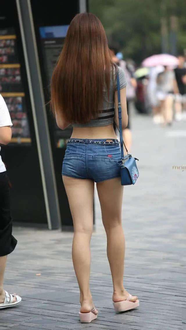 街拍：美女紧身裤好看, 还是灰色背心配瑜伽裤好看?