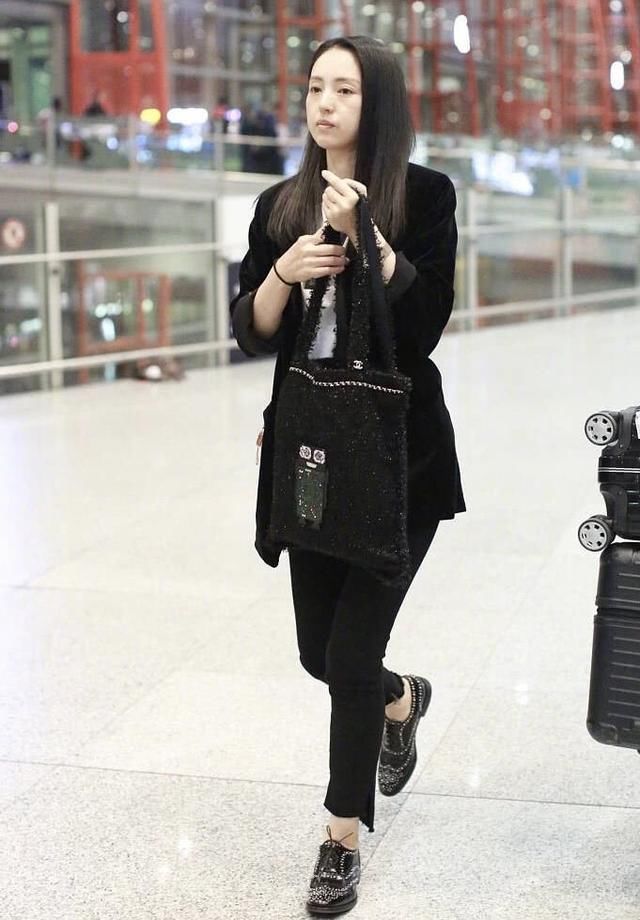 董璇终于露笑脸,也开始花时间打扮自己了!网友:生活还要过下去