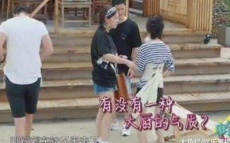 三千块的束胸衣, 让周冬雨穿的尴尬无比, 连黄晓明都问这穿的是啥