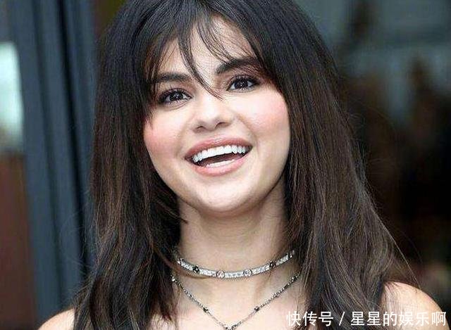 赛琳娜不仅瘦了，也换了新发型，穿粉色吊带裙身材依旧脸却认不出