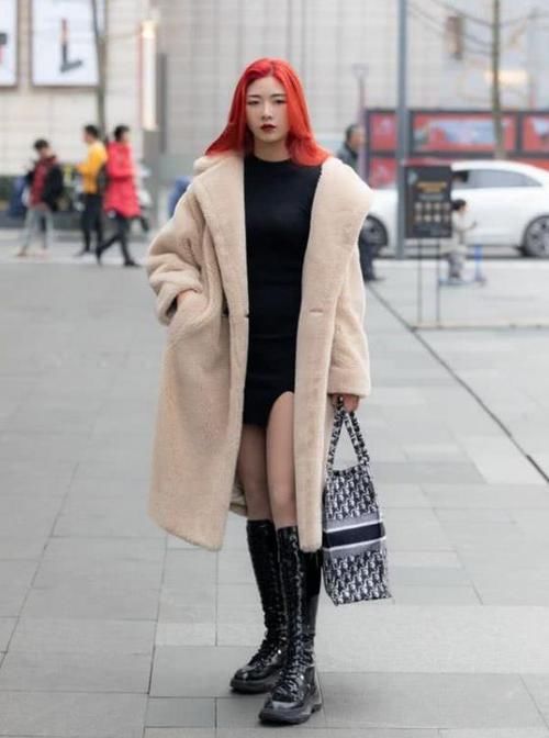  妩媚■潮范儿女神来了，街拍：芳菲妩媚的小姐姐，一件浅色连衣裙外搭黑色皮衣，魅力十足
