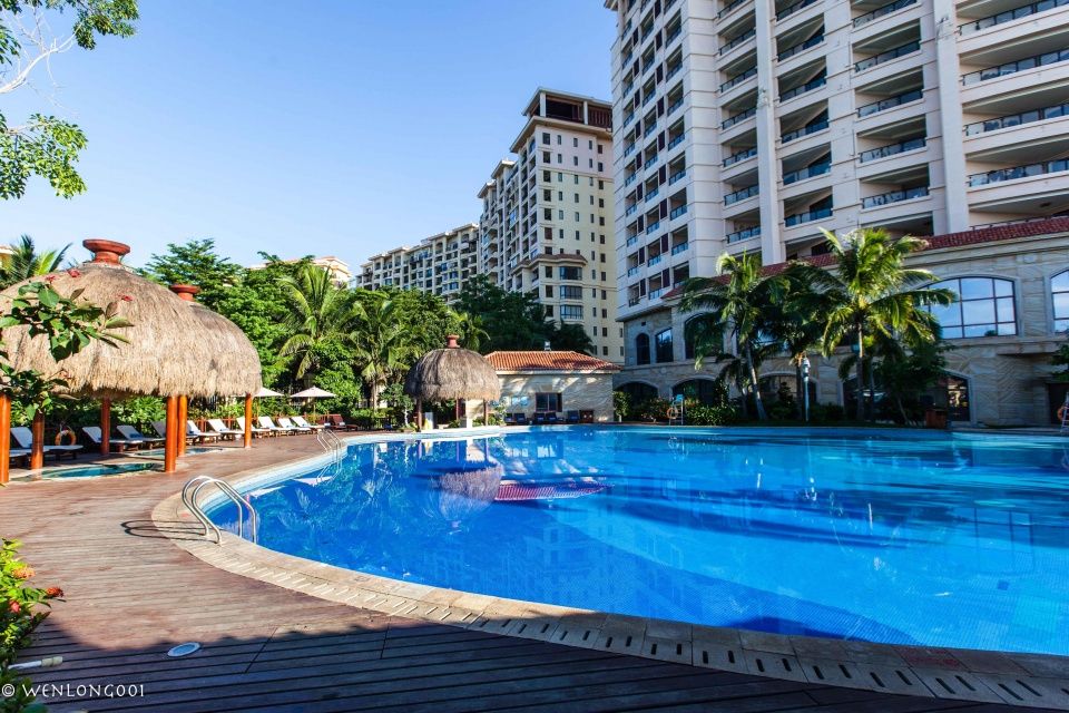 这可能是离三亚机场最近的酒店了，泳池连着大海