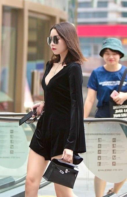 气质小姐姐黑色连体衣大秀时尚美腿，时尚范儿扑面而来