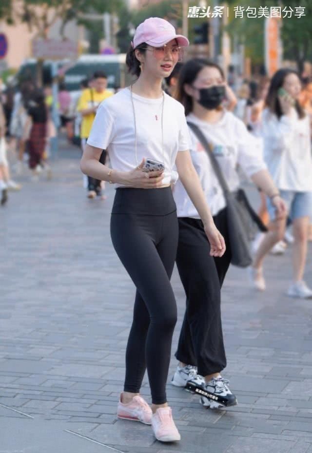 底裤：小姐姐充满风情，运动打底裤搭配白色短袖，干净清爽，路人街拍