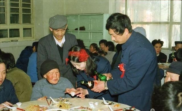  [婚礼]40年前的结婚仪式原来是这样的，摄影师王心钢收藏了这些宝贝