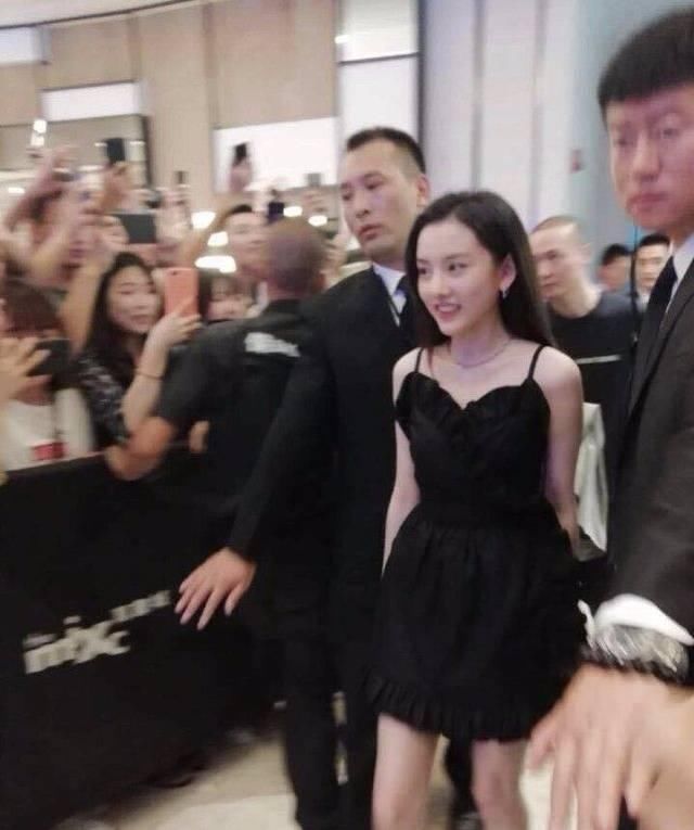 路人镜头下的宋祖儿更好看，胶原蛋白满满，螺旋的高跟鞋很抢眼!