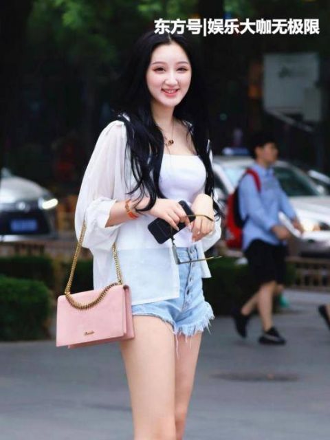  [美女]街拍：面带微笑的美女，一件白色上衣配牛仔短裤，青春活力气息