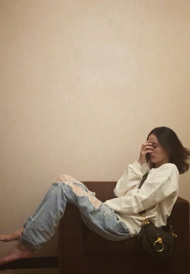 宋佳赤足斜坐沙发，爱你的小脚丫