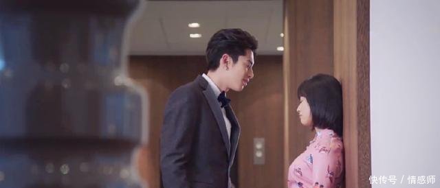 沈月穿粉色旗袍，成全剧最好看的造型，但镜头向下移时我沉默了！