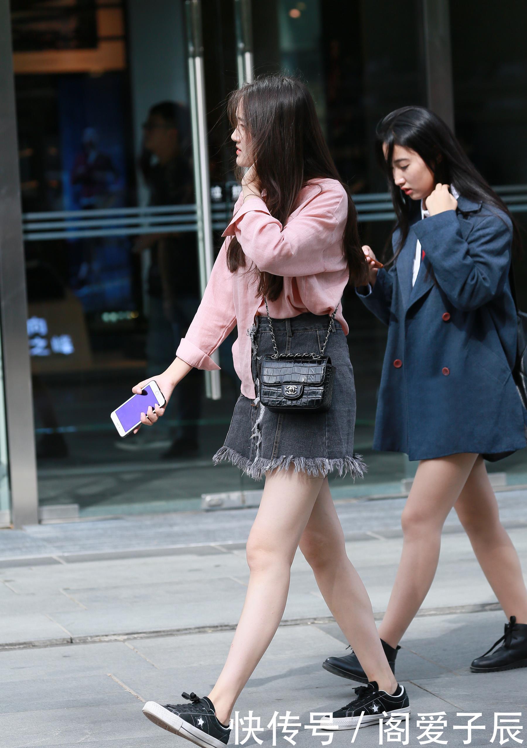  美女：街拍：性感美女牛仔短裤亮点十足，网友却说混的不如狗