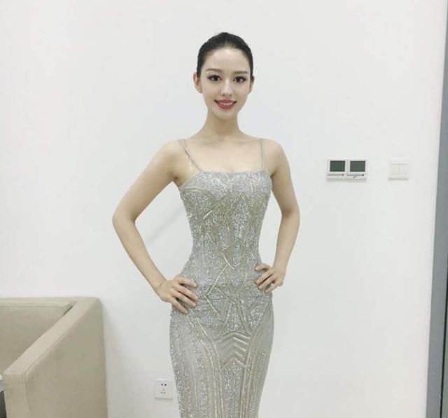  「身型」郎朗老婆吉娜真有“料”，长衫配运动长裤都难掩尤物身型，立体感太强