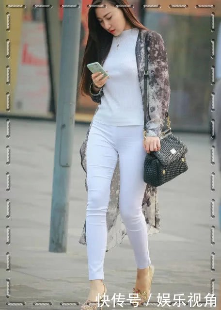 白色紧身裤小姐姐表情酷酷的，气场十足英气逼人