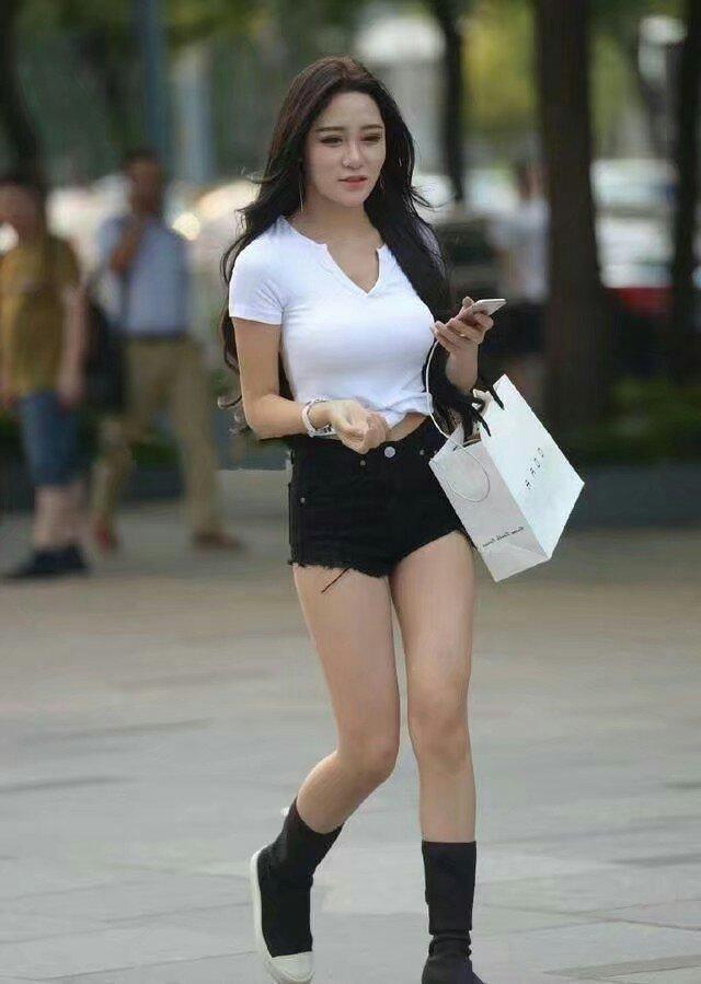 街拍，精心打扮尽显好气质，牛仔裤套网袜你驾驭不了?