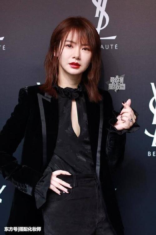 戚薇从巴黎时装周凯旋而归，穿了件男款西装，品味很独特啊！