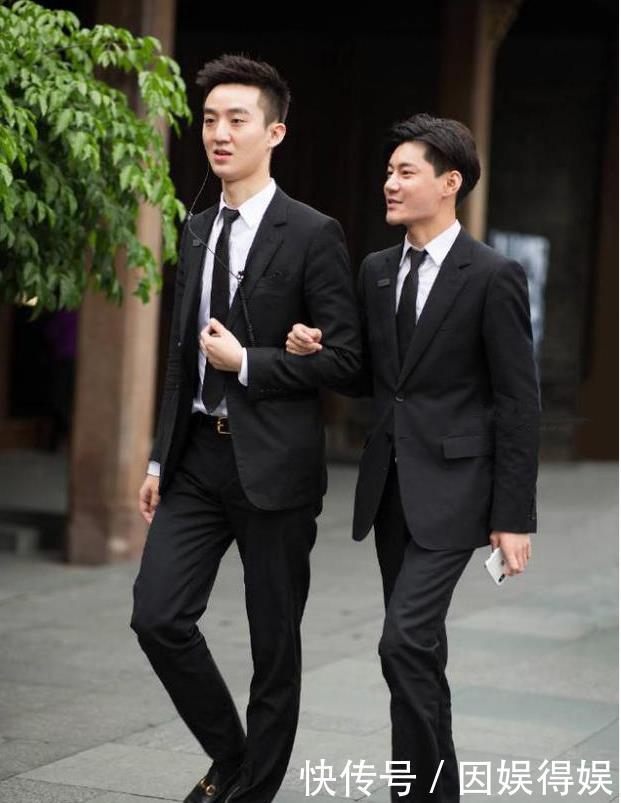 「 粉色」一双美腿白嫩笔直超迷人！，街拍：穿粉色紧身裙的金发小姐姐
